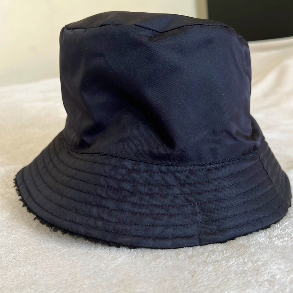 Reversible black bucket hat